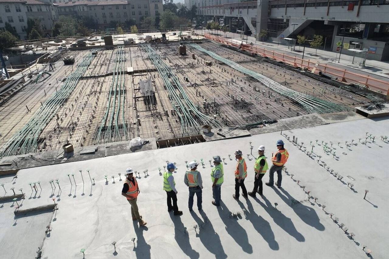 Equipo de obra sobre la losa de un proyecto en construcción