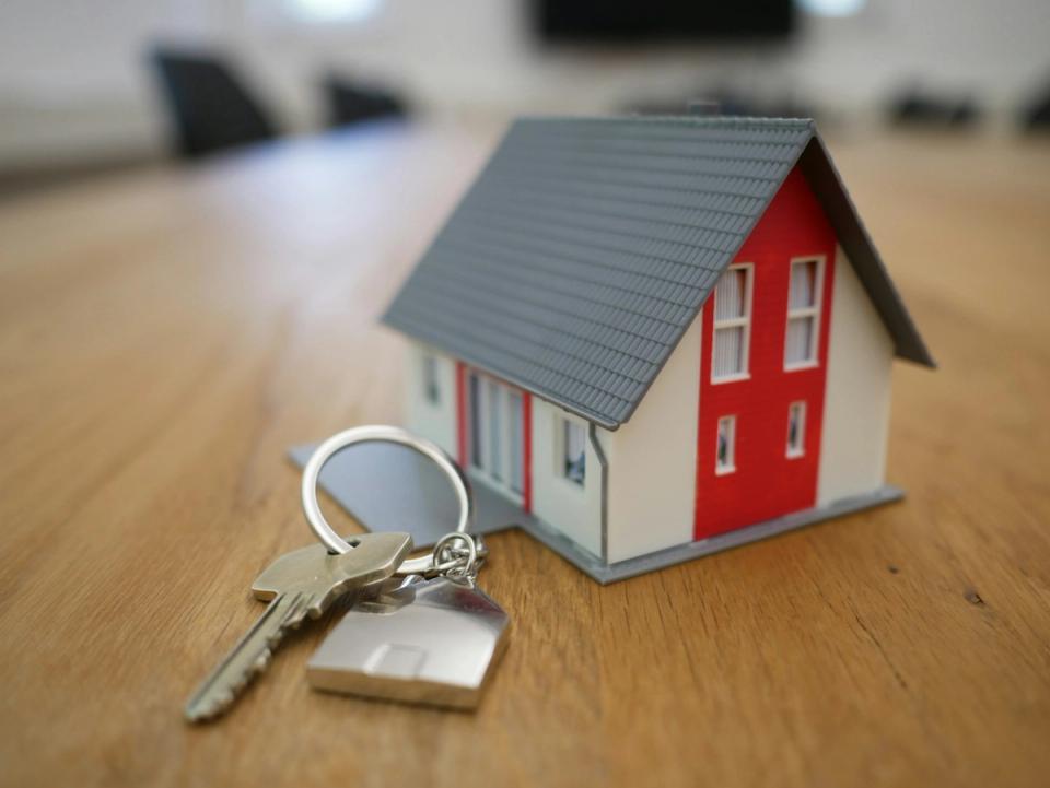 Llaves y maqueta de una vivienda sobre una mesa