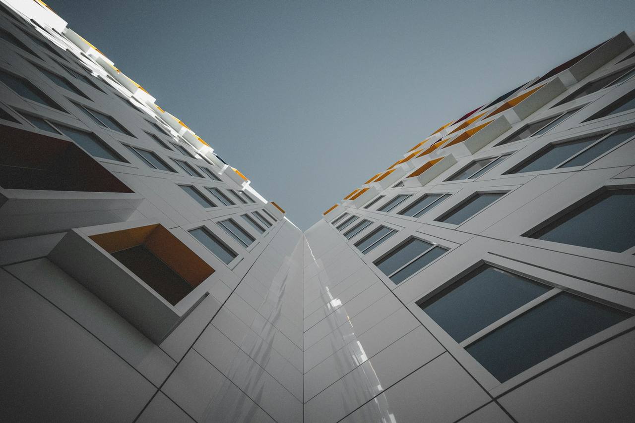 Fachada de un edificio moderno vista desde abajo