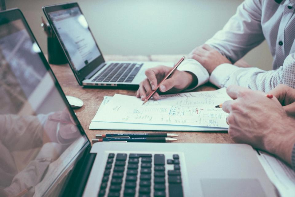 Mesa de trabajo con documentación para evaluar un proyecto